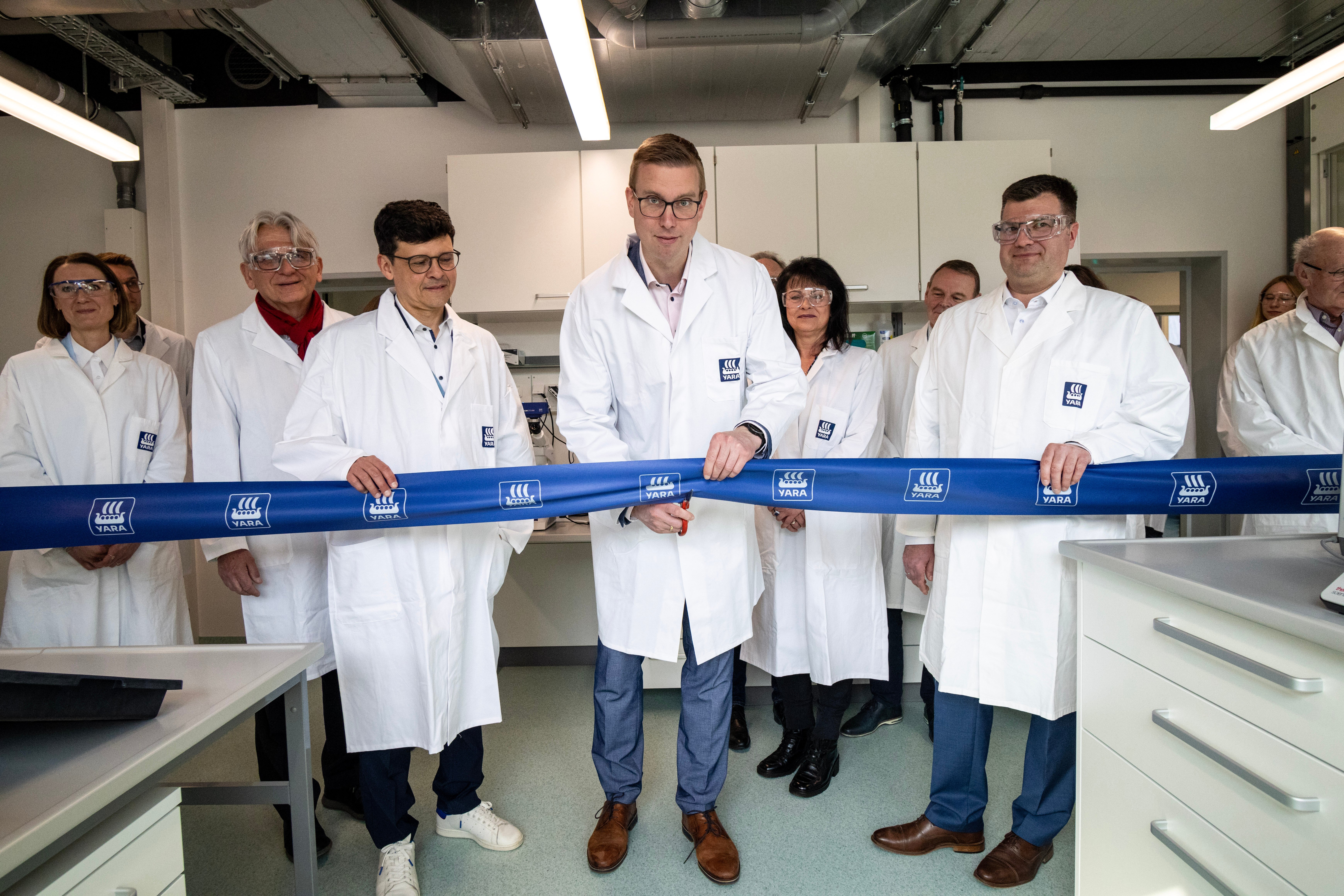 Luis Torris (VP Agronomy und R&D), Carsten Hövekamp (Bürgermeister von Dülmen), Marco Fleischmann (Geschäftsführung Yara Deutschland)