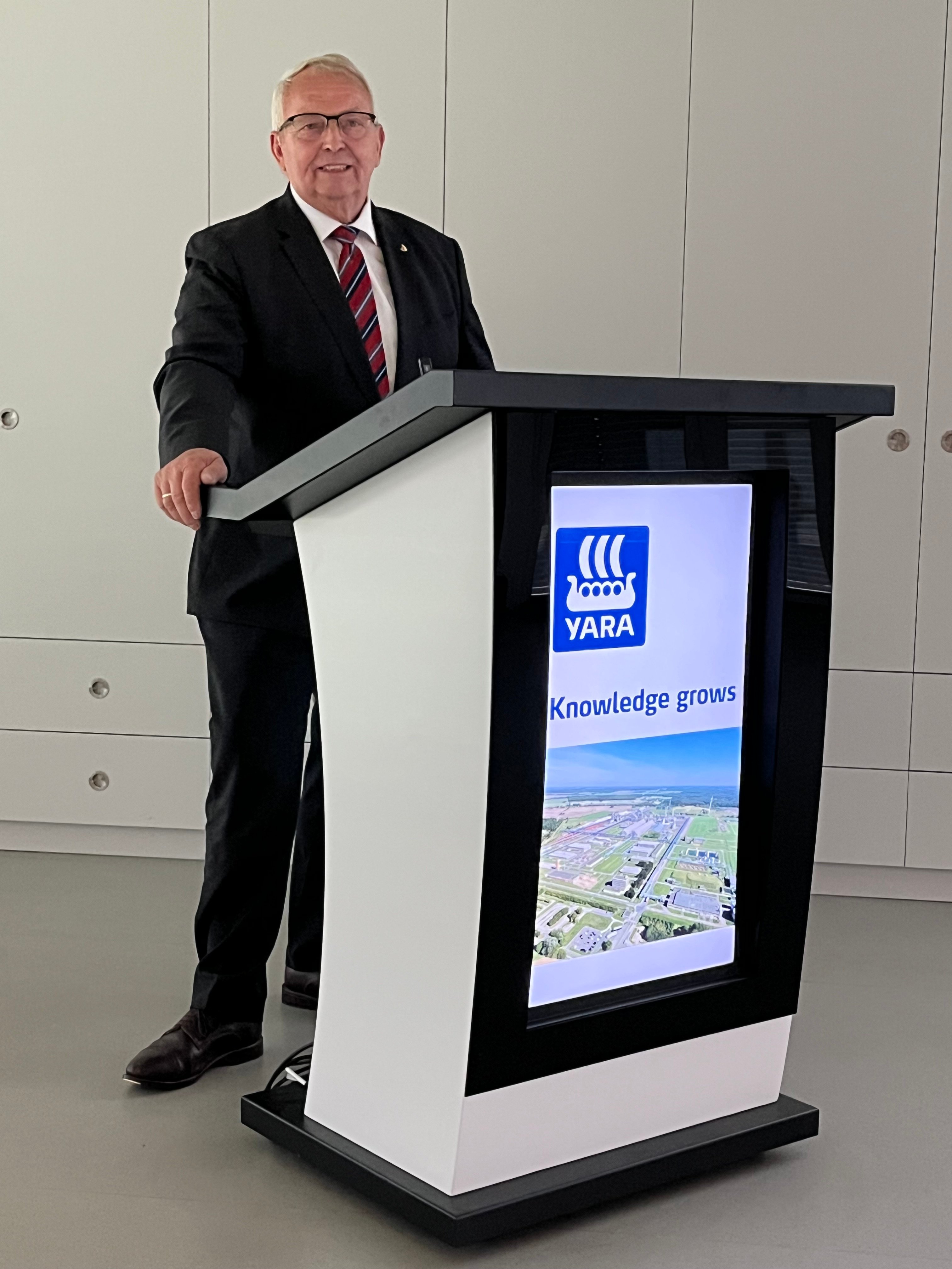 Dr. Till Backhaus