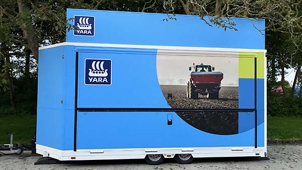 Roadshow Anhänger.jpg