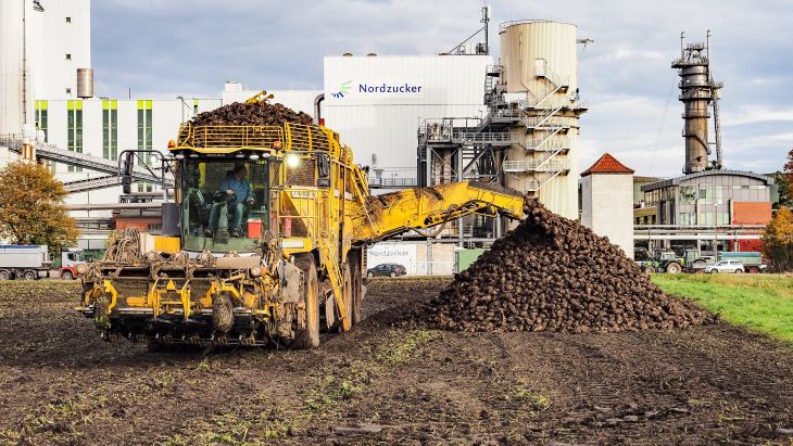 Nordzuckerfabrik mit Rübenroder 